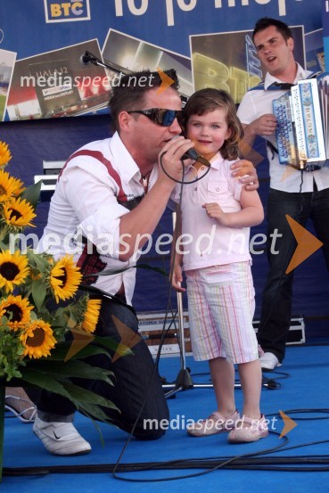 Jani Pavec, skupina Atomik Harmonik in MašaSprejem evropskega prvaka na bradlji Mitje Petkovška ter bronastega na drogu Aljaža Pegana