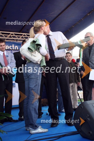 Nina Logar, dekle Aljaža Pegana, gimnastičarja in Zoran Janković, župan LjubljaneSprejem evropskega prvaka na bradlji Mitje Petkovška ter bronastega na drogu Aljaža Pegana