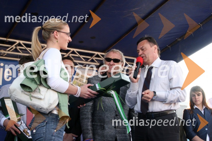 Nina Logar, dekle Aljaža Pegana, gimnastičarja, Tone Fornezzi Tof, voditelj prireditve in Zoran Janković, župan LjubljaneSprejem evropskega prvaka na bradlji Mitje Petkovška ter bronastega na drogu Aljaža Pegana