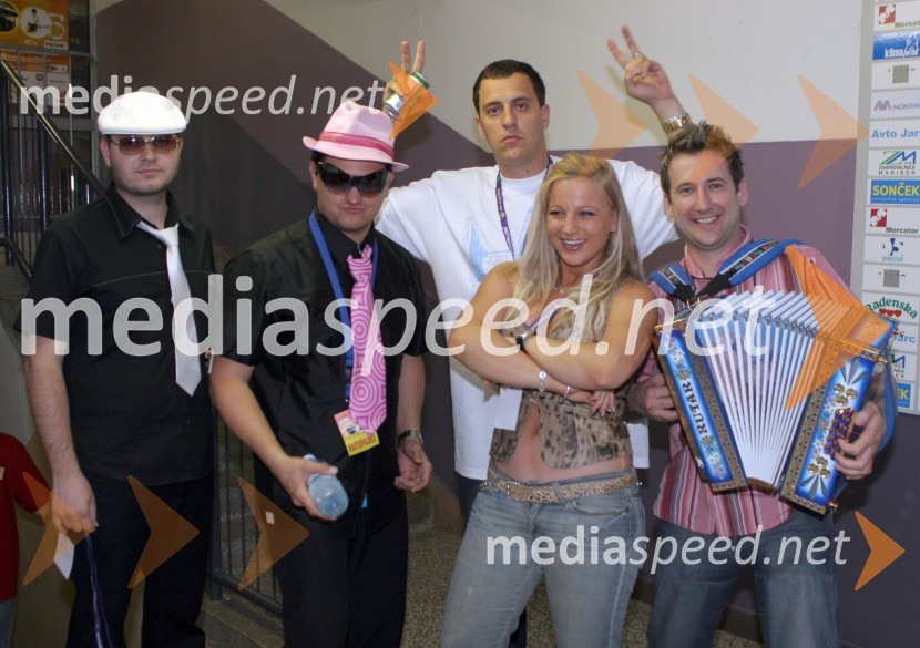 6pack Čukur, njegovo dekle Nika, svetovni prvak v igranju na frajtonarico Robert Goter in spremljevalca nastopajočihKoncert Piše se leto 2005