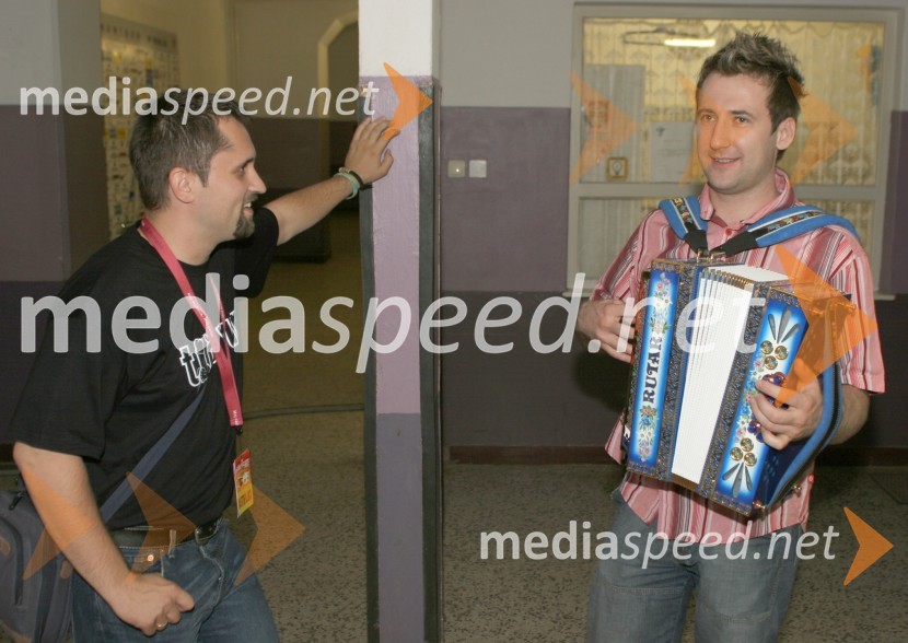 Moderator jutranjega programa na Radiu City Dejan Vedlin in svetovni prvak v igranju na frajtonarico Robert GoterKoncert Piše se leto 2005