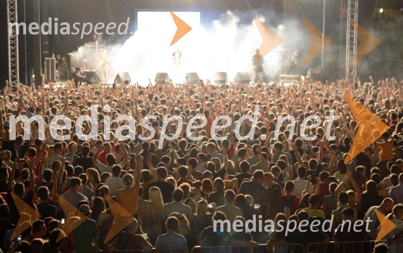 Skupina Siddharta in poln Ljudski vrtKoncert Piše se leto 2005