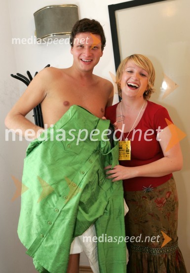 Robert Roškar, moderator na Radiu Aktual in voditelj polfinalnega večera MMS ter Urška Drofenik, modna oblikovalkaMelodije morja in sonca