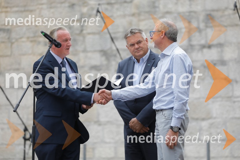  Gorazd Žmavc, minister brez listnice na uradu za Slovence v zamejstvu in po svetu;  ... ;  Roman Benet, alpinistDobrodošli doma 2018