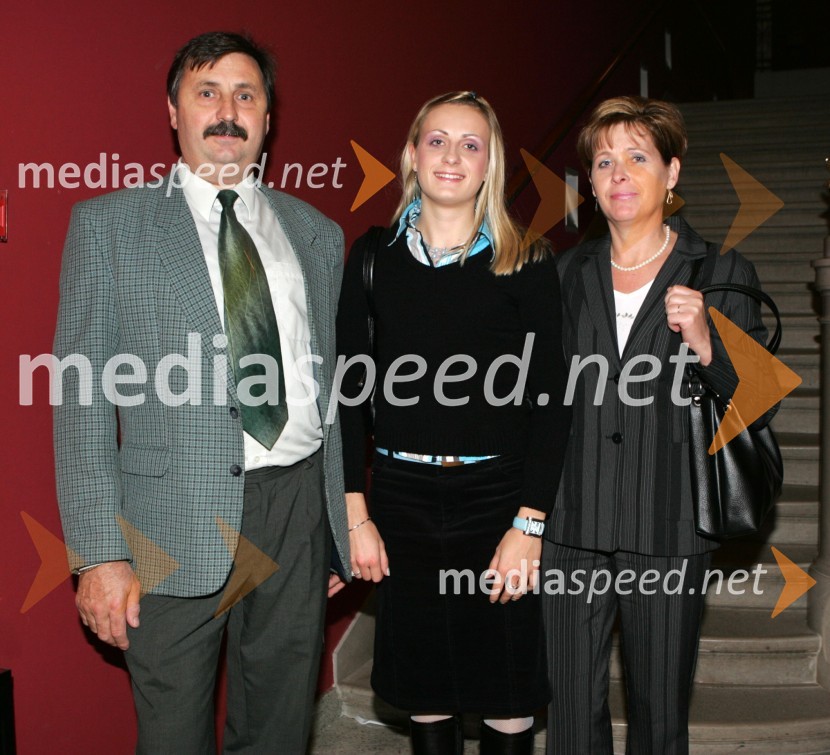 Atletinja Sabina Veit s staršema10.obletnica Amway Slovenija