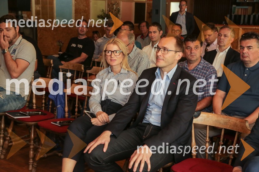  Metka  Kejžar, direktorica marketinga in PR, Autocommerce, d.o.o. ;  Rasto Oderlap, direktor, podjetje Autocommerce d.o.o.Mercedes - Benz Sprinter, slovenska predstavitev