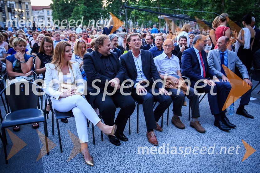  Janja Lamberger;  Darko  Brlek, direktor in umetniški vodja, Festival Ljubljana; prof. dr. Miro Cerar, nekdanji predsednik Vlade Republike Slovenije, predsednik SMC;  Miroslav Cerar, nekdanji gimnastičar, predsednik Odbora za podeljevanje Bloudkovih priznanj;  ... ;  ... Gala koncert Poletna noč 2018