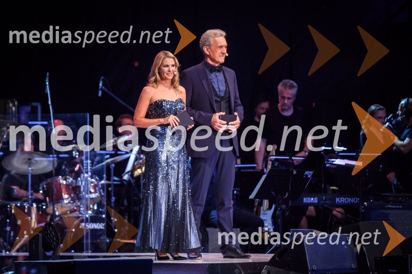  Bernarda Žarn, voditeljica;  Slavko Bobovnik, novinar in TV voditeljGala koncert Poletna noč 2018
