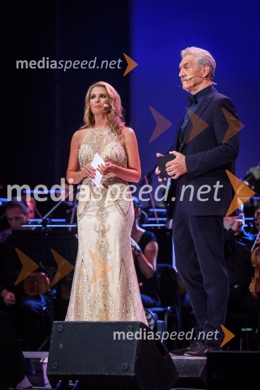 Bernarda Žarn, voditeljica;  Slavko Bobovnik, novinar in TV voditeljGala koncert Poletna noč 2018