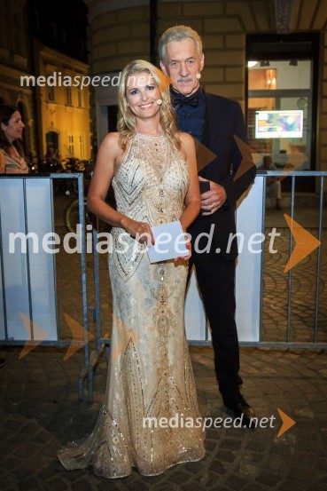  Bernarda Žarn, voditeljica;  Slavko Bobovnik, novinar in TV voditeljGala koncert Poletna noč 2018