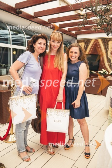  Mirjana Šoškič, Adriamedia;  Petra Windschnurer, urednica mode in lepote, Elle;  Barbara Pungerčič Puntar, vodja marketinga v podjetju LiscaLisca predstavila kolekcijo pomlad - poletje 2019