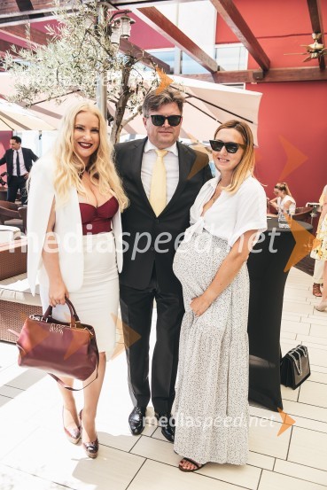  Danica Lovenjak, novinarka;  Dari Južna,  lastnik podjetja Lisca;  Anja Perne, influencerkaLisca predstavila kolekcijo pomlad - poletje 2019