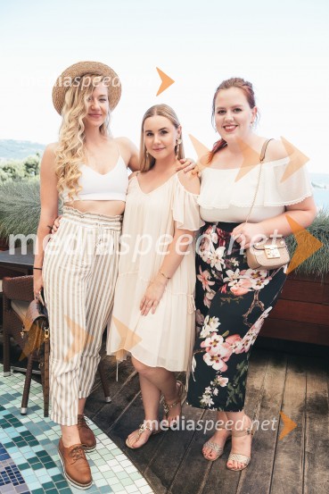 Sara Zavernik, modna blogerka;  Katarina Mijač;  Nataša Mernik - Anakrejevska, modna blogerkaLisca predstavila kolekcijo pomlad - poletje 2019