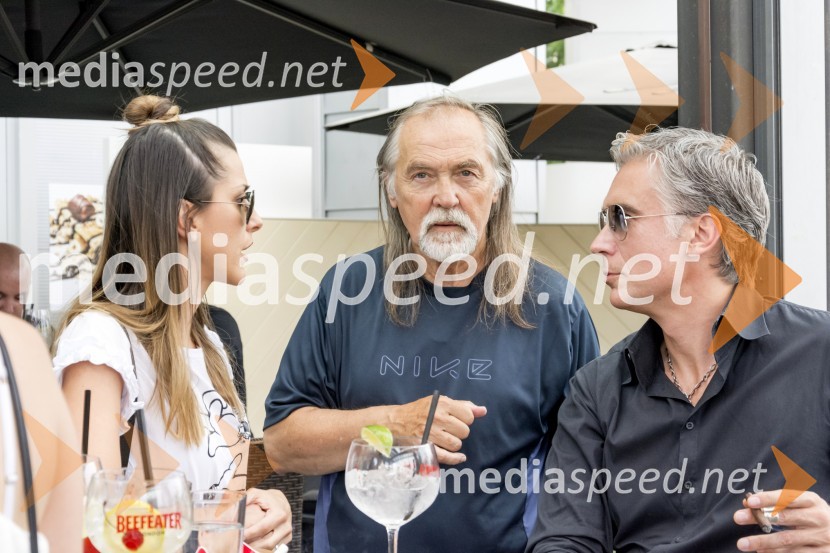  Alenka Husić, pevka;  Dragan  Bulič, glasbeni urednik;  Jan Plestenjak, pevecPodelitev glasbenih nagrad založbe Menart