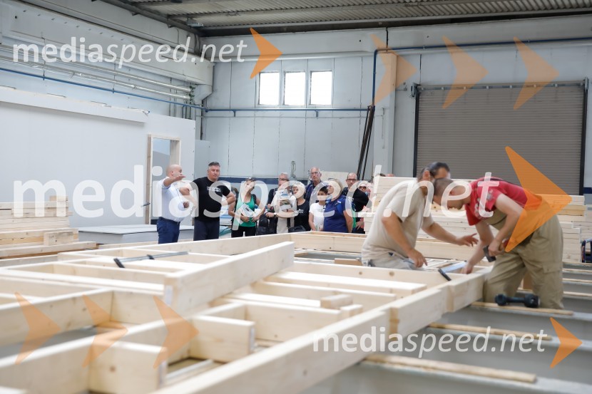 Od vzhoda do vzhoda, pohod v Ribnici na DolenjskemOd vzhoda do vzhoda, pohod v Ribnici na Dolenjskem