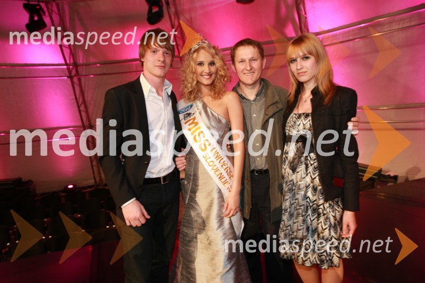 Anamarija Avbelj, Miss Universe Slovenije 2008 s fantom (levo), očetom in ... (desno)Miss Universe Slovenije 2008