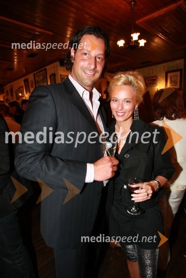 Pia Pustovrh, novinarka s spremljevalcemMiss Universe Slovenije 2008