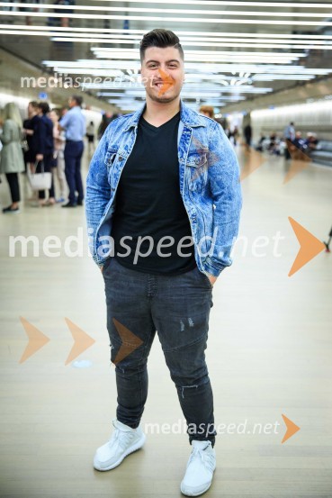  Luka Sešek, pevecMuzikal Briljantina, premiera