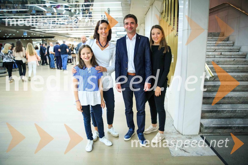  ... ;  Polona Petek; dr. Franci Petek, nekdanji smučarski skakalec in direktor SZS;  ... Muzikal Briljantina, premiera