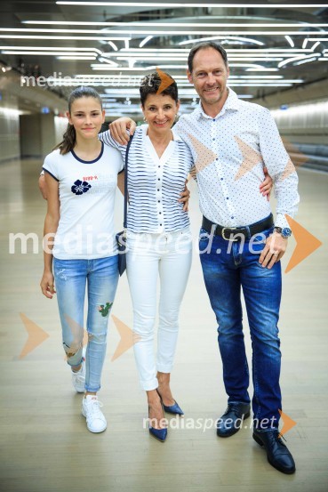  Eva Potrebuješ;  Andreja Potrebuješ;  Jože Potrebuješ, skupina ČukiMuzikal Briljantina, premiera