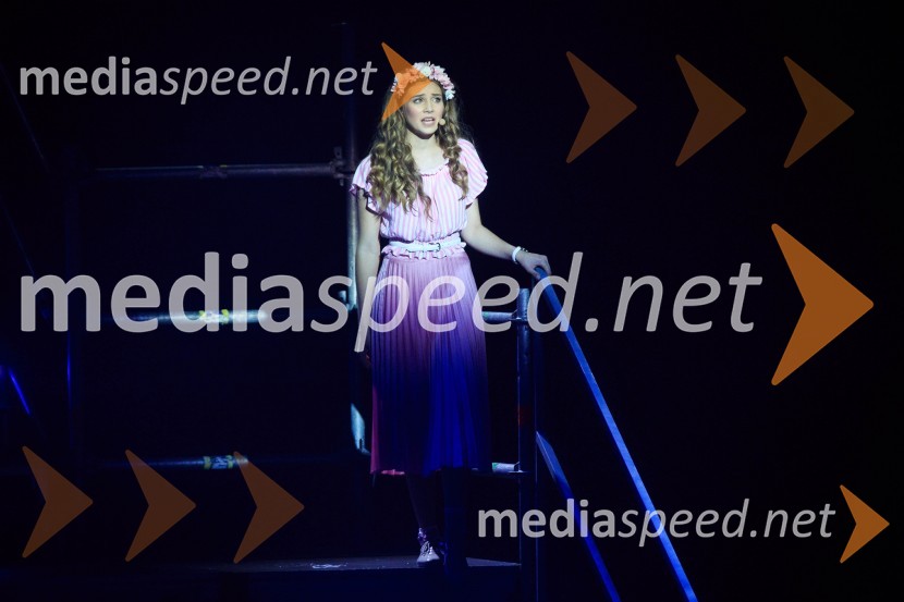  Saša Lešnjek, pevka, igralkaMuzikal Briljantina, premiera