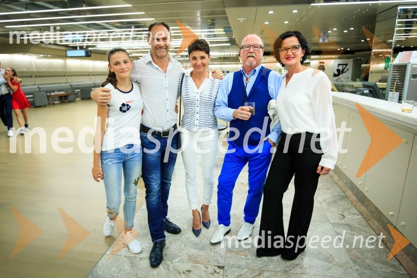  Eva Potrebuješ;  Jože Potrebuješ, skupina Čuki;  Andreja Potrebuješ;  Tomaž Domicelj, glasbenik;   Irena Brunec - Tébi, kiparka in slikarkaMuzikal Briljantina, premiera