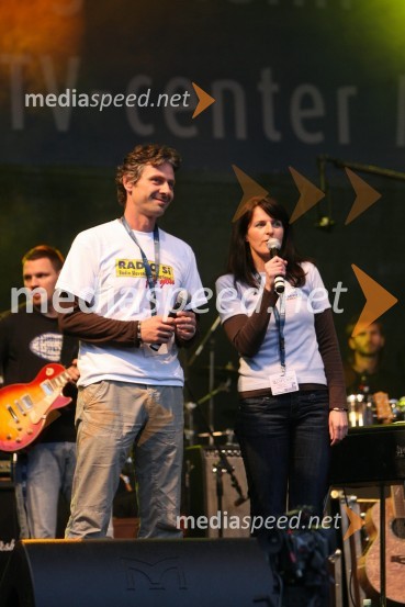 Ivo Kores, voditelj in urednik jutranjega programa na TV Slovenija in Jana Jeglič, voditelja prireditveCircom open air koncert