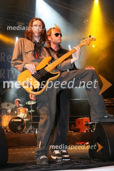 Alen Steržaj, basist skupine Big Foot Mama in Grega Skočir, pevec skupine Big Foot MamaCircom open air koncert