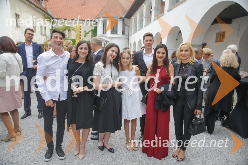  Peter Čeferin ml.;  Gaja Čeferin;  Hana Čeferin;  Ana Čeferin;  Jaka Benedik;  Nina  Čeferin;  Barbara Čeferin, fotografinja, lastnica in vodja galerije Galerija FotografijaNespodobni odvetnik, predstavitev biografije Petra Čeferina