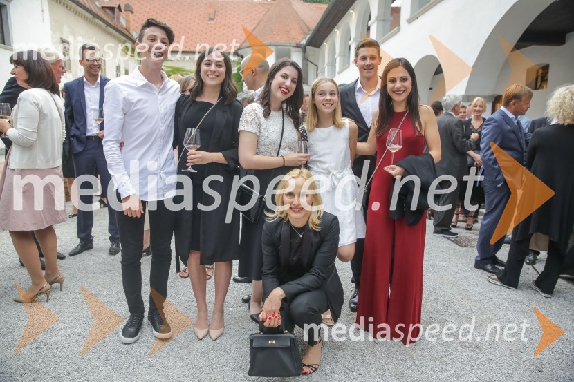  Peter Čeferin ml.;  Gaja Čeferin;  Hana Čeferin;  Barbara Čeferin, fotografinja, lastnica in vodja galerije Galerija Fotografija;  Ana Čeferin;  Jaka Benedik;  Nina  ČeferinNespodobni odvetnik, predstavitev biografije Petra Čeferina