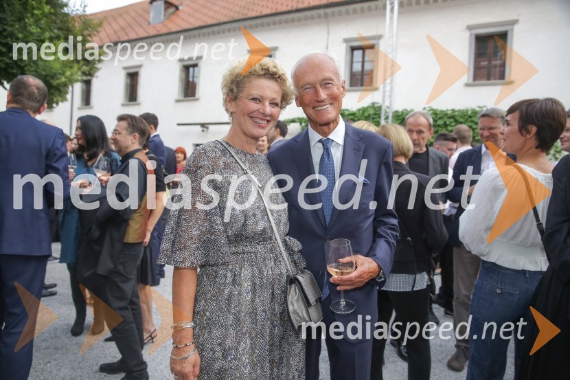  Rija  Čič, inženirka tekstilne industrije;  Janez  Pergar, prokurist NP ConsultingNespodobni odvetnik, predstavitev biografije Petra Čeferina