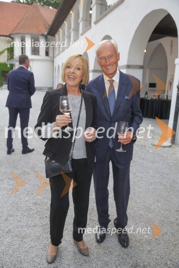  Milena  Zupančič, igralka;  Janez  Pergar, prokurist NP ConsultingNespodobni odvetnik, predstavitev biografije Petra Čeferina