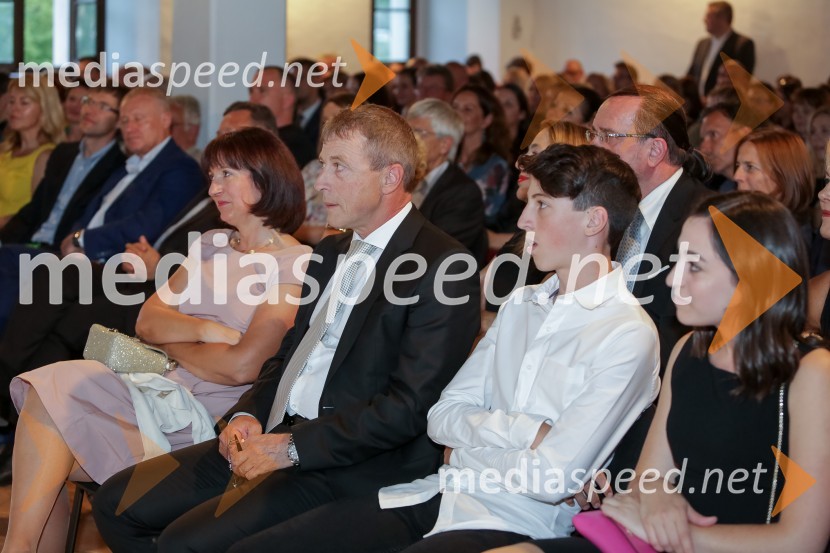 Nespodobni odvetnik, predstavitev biografije Petra Čeferina