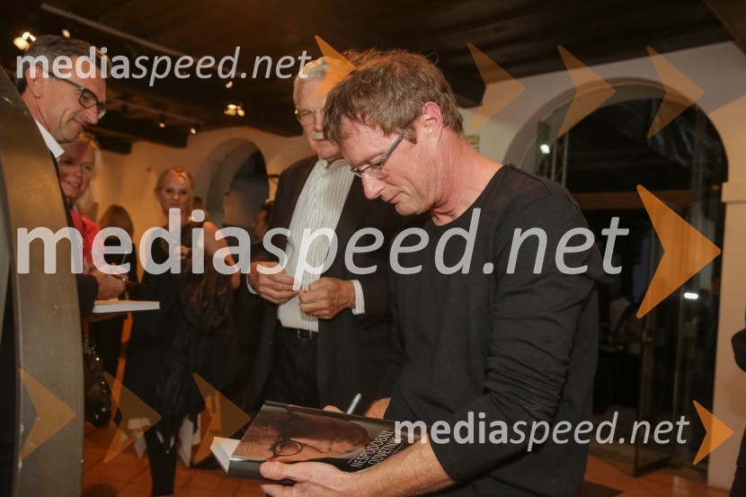  Tadej Golob, pisatelj, novinar, kolumnist in alpinistNespodobni odvetnik, predstavitev biografije Petra Čeferina