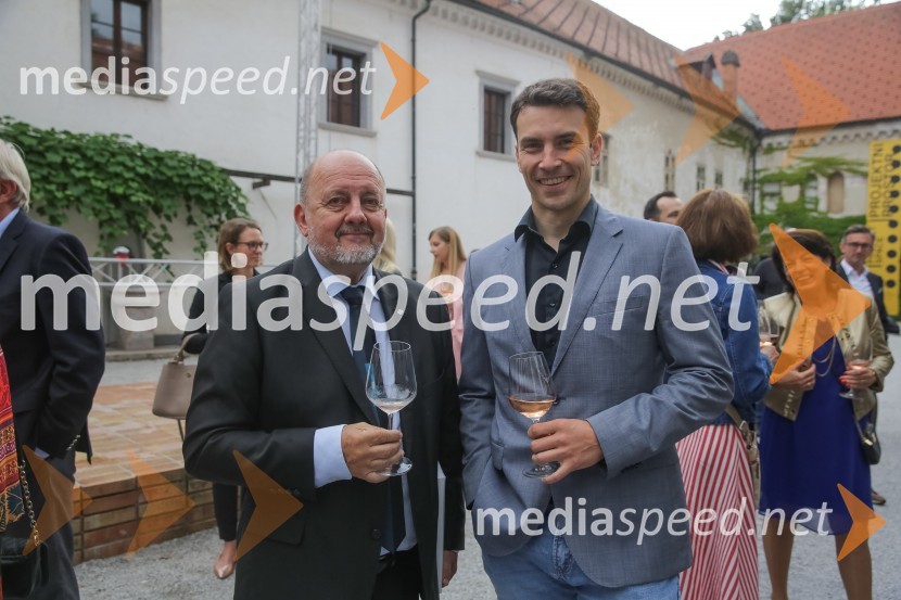  Zmago Jelinčič Plemeniti, politik;  Jernej Pavlič, generalni sekretar Stranke Alenke Bratušek Nespodobni odvetnik, predstavitev biografije Petra Čeferina