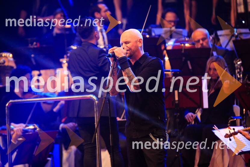  Tomi Meglič, glasbenik, pevec skupine SiddhartaSimfonična ekstaza 2, unikatni glasbeni spektakel