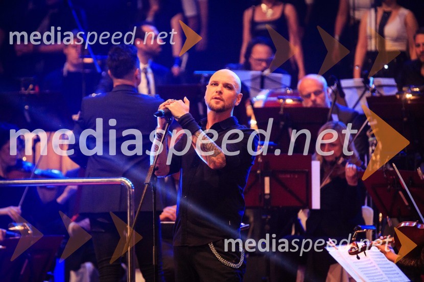  Tomi Meglič, glasbenik, pevec skupine SiddhartaSimfonična ekstaza 2, unikatni glasbeni spektakel