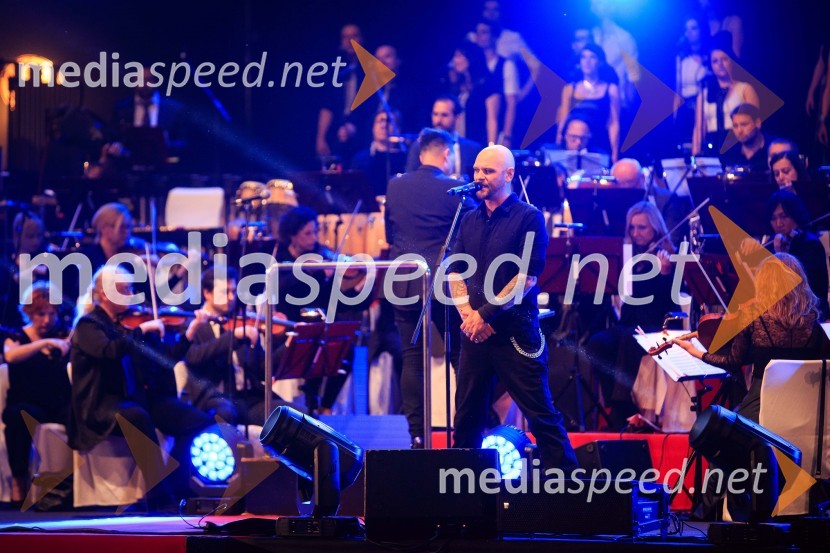  Tomi Meglič, glasbenik, pevec skupine SiddhartaSimfonična ekstaza 2, unikatni glasbeni spektakel