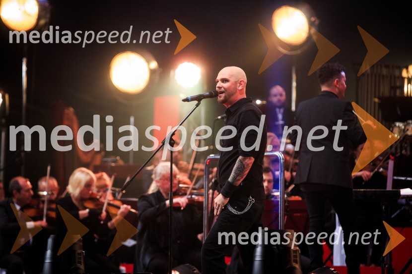  Tomi Meglič, glasbenik, pevec skupine SiddhartaSimfonična ekstaza 2, unikatni glasbeni spektakel