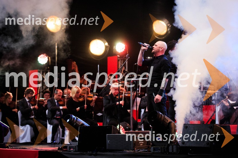  Tomi Meglič, glasbenik, pevec skupine SiddhartaSimfonična ekstaza 2, unikatni glasbeni spektakel