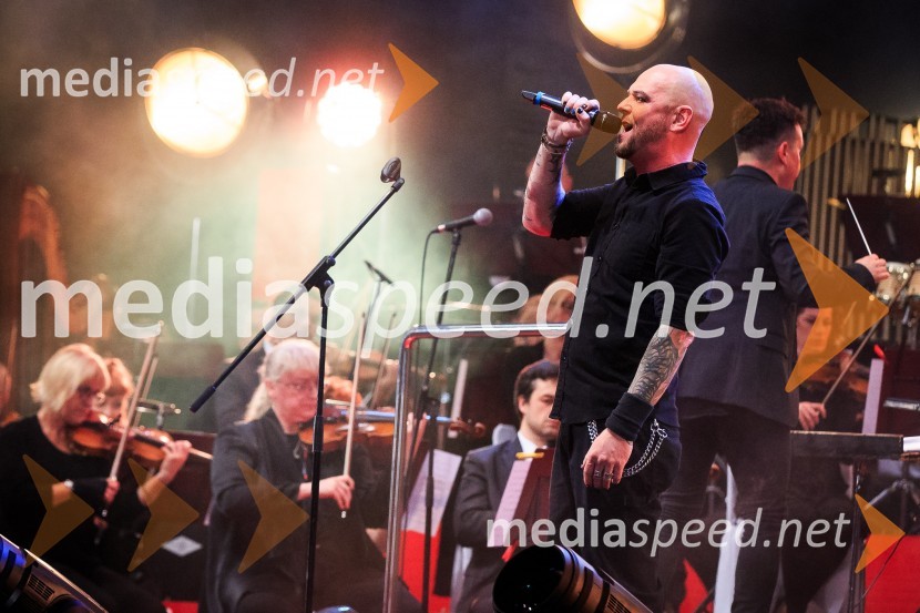  Tomi Meglič, glasbenik, pevec skupine SiddhartaSimfonična ekstaza 2, unikatni glasbeni spektakel