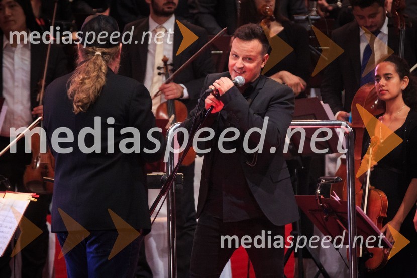  Tomislav  Jovanović - Tokac, pevec skupine Dan D;  Rok Golob, skladatelj, dirigent in aranžer, King FooSimfonična ekstaza 2, unikatni glasbeni spektakel