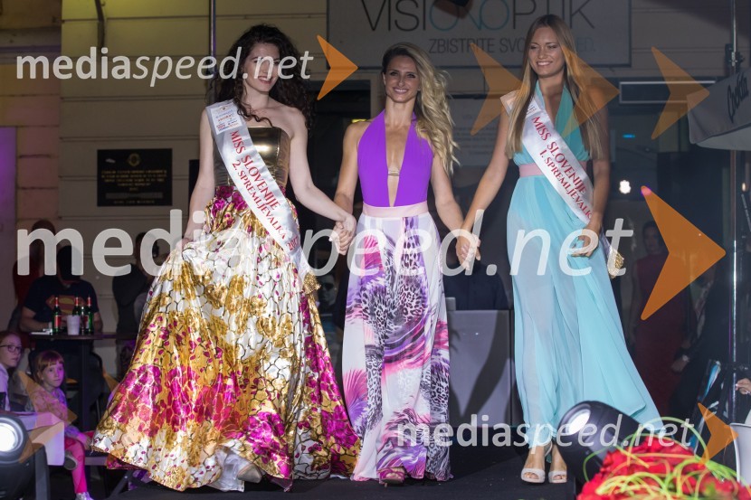  Patricija Finster, 2. spremljevalka Miss Slovenije 2017, miss Slovenskih novic 2017;  Gordana Grandošek Whiddon, plesalka, lastnica blagovne znamke GGW;  Lana Krajnc, 1. spremljevalka Miss Slovenije 2017, Miss Nova 2017, 1. spremljevalka Miss Štajerske 2017Modna revija Summer Vibes