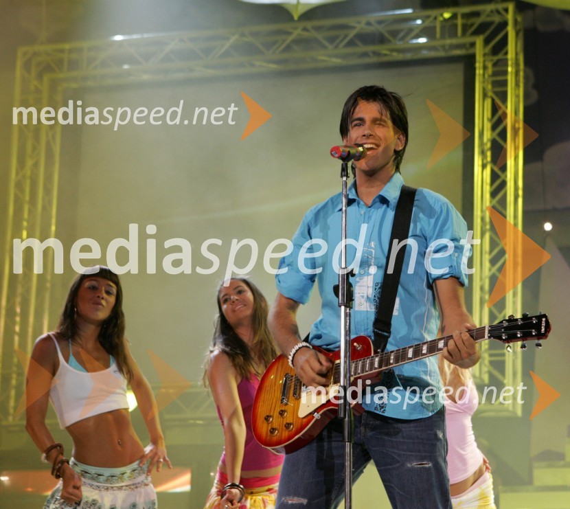 Pevec Domen Kumer s plesalkamiMelodije morja in sonca