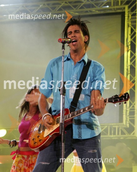 Pevec Domen Kumer s plesalkamiMelodije morja in sonca