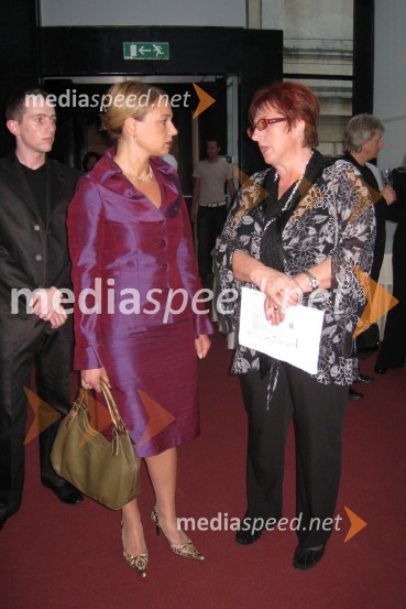 Mojca Kucler Dolinar, ministrica za visoko šolstvo, znanost in tehnologijo in Sonja Grizila, namestnica glavne in odgovorne urednice revije JanaZnanstvenica leta 2008