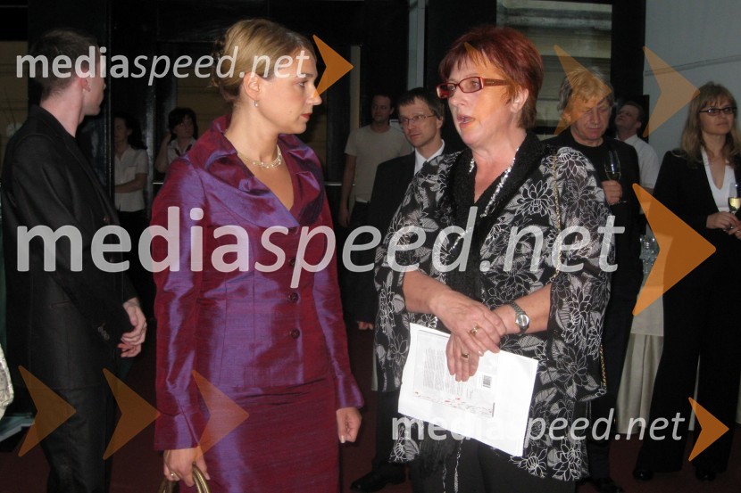Mojca Kucler Dolinar, ministrica za visoko šolstvo, znanost in tehnologijo in Sonja Grizila, namestnica glavne in odgovorne urednice revije JanaZnanstvenica leta 2008