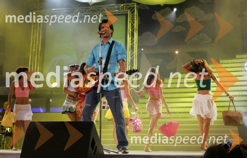 Pevec Domen Kumer s plesalkamiMelodije morja in sonca