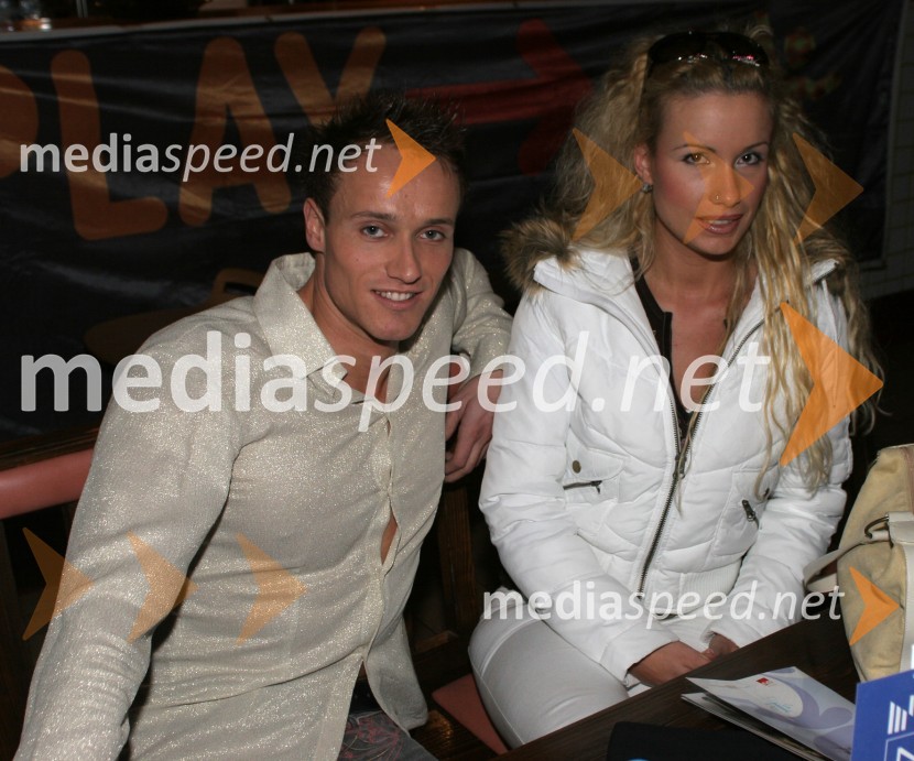 Erotični plesalec Ricky, član skupine Total knockout in njegova spremljevalka Vesna Čerče, polfinalistka izbora Hawaiian Tropic 2005Lepa soseda 2005 finalni izbor