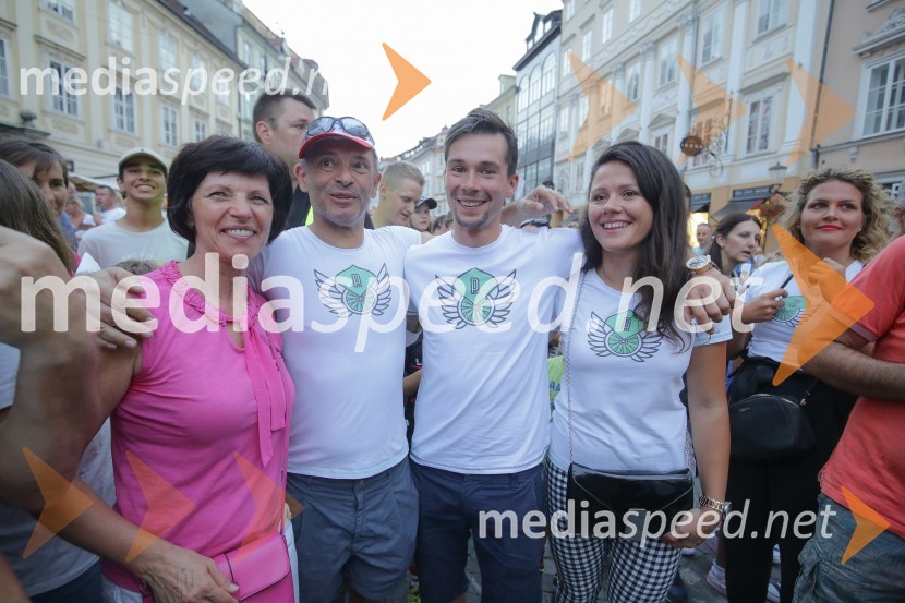  ... ;  ... ;  Primož Roglič, smučarski skakalec in kolesar;  Lora Klinc, dekle Primoža RogličaSprejem kolesarja Primoža Rogliča